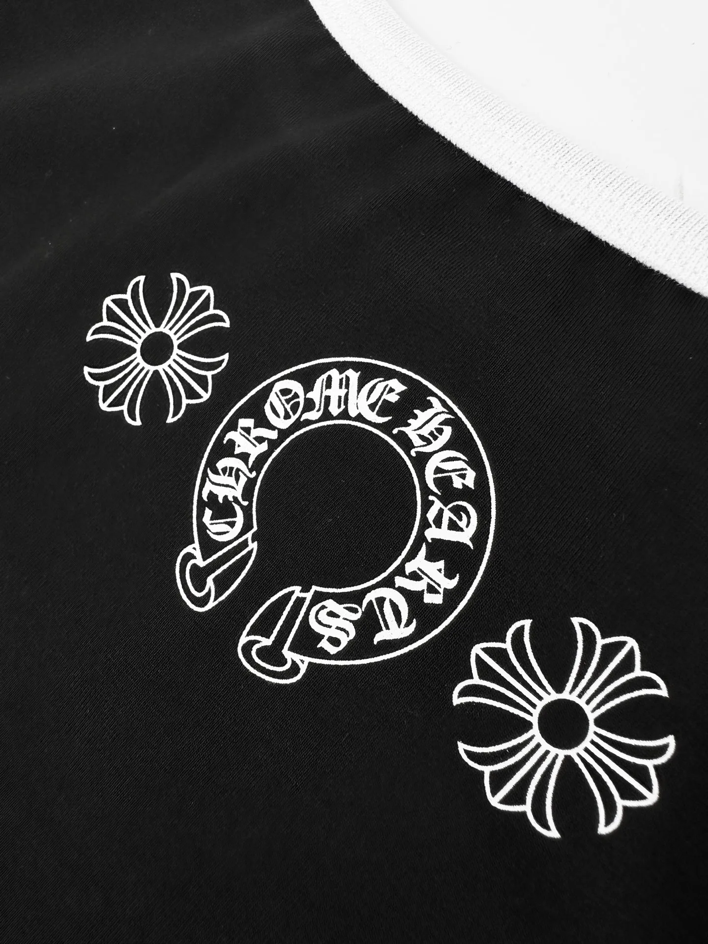 Chrome Hearts ， Breathable， 。 ， ， ， Black White 。 Retro ， ， 。 U ， ； ， ， 、 、 。 ， 。 1 ， ， 。 2 ， ， ， 、 ， 。 ： Size： S M L ： DD 145
